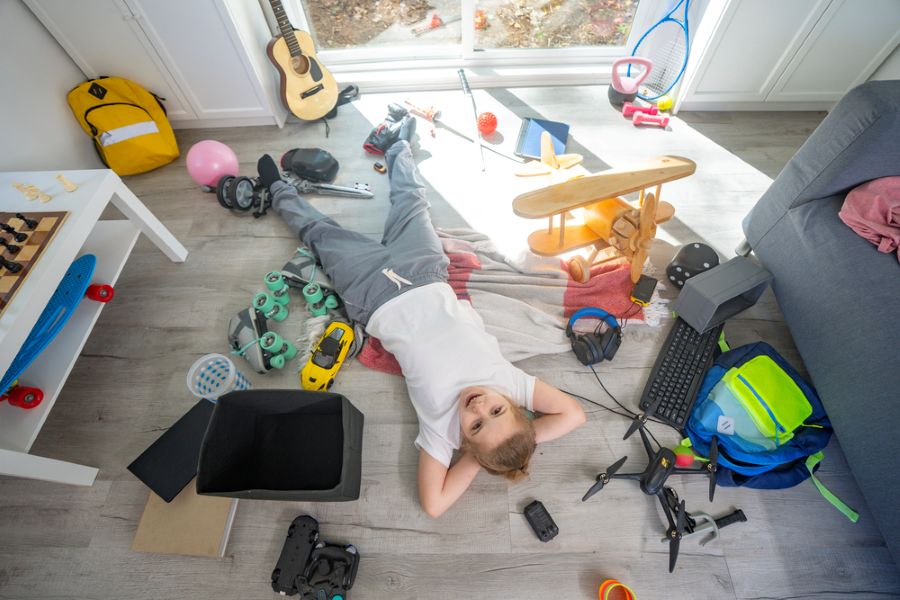 bub-chaos-zimmer Anna beim Entspannen